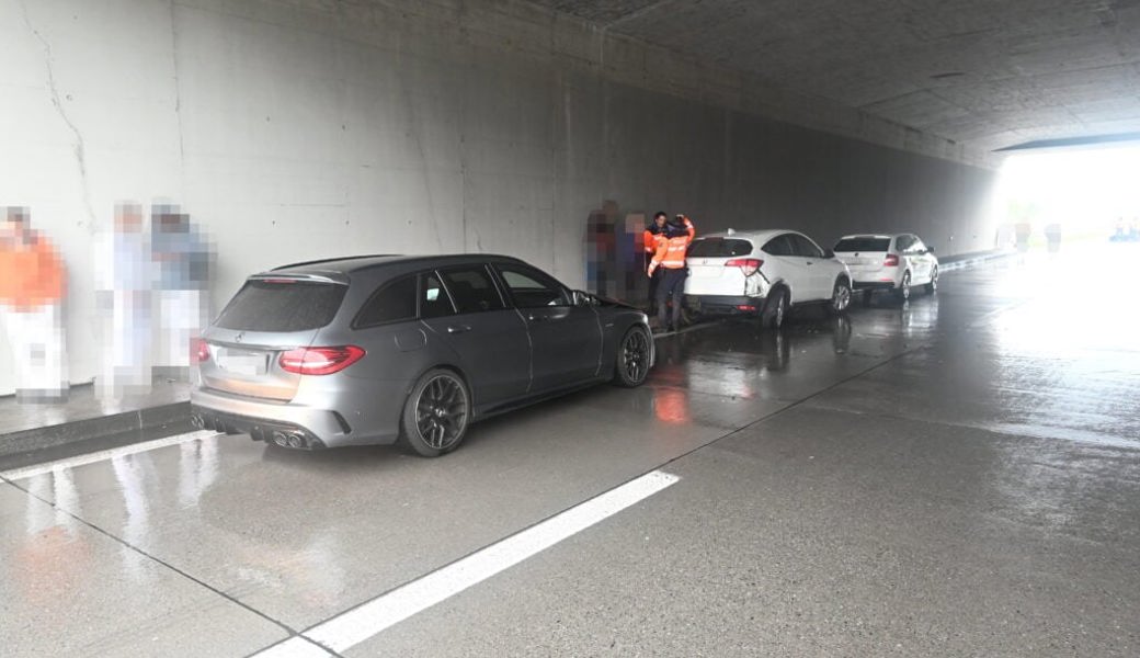  Elf Fahrzeuge waren insgesamt bei den Kollisionen auf der A13 bei Rüthi beteiligt. 