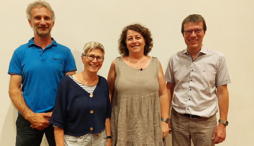 Von links: Thomas Gantenbein, Irene Stäheli und Ute Grommes mit dem neuen Kirchgemeindepräsidenten Peter Schieman.
