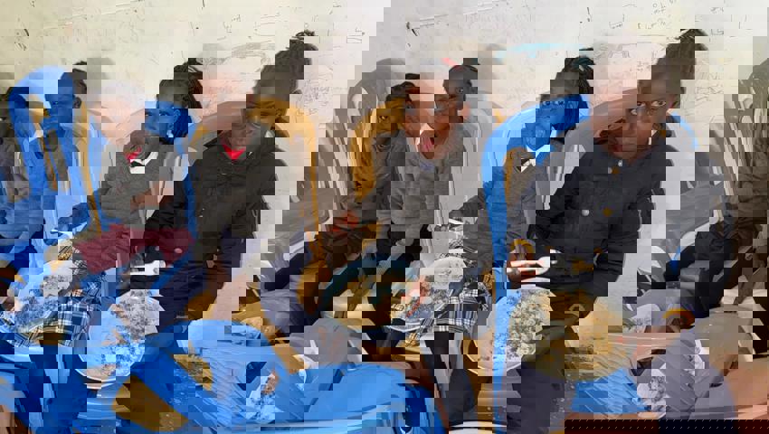 Beim Essen in der Schule.