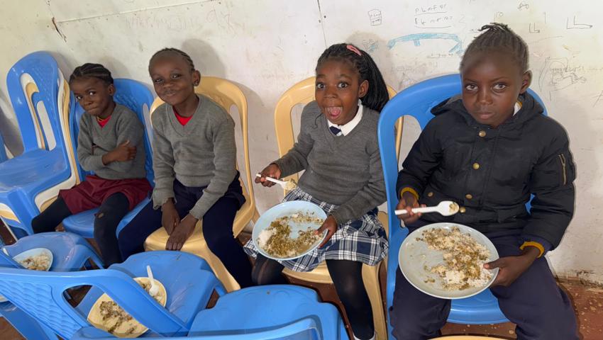 Beim Essen in der Schule. Beim Essen in der Schule.