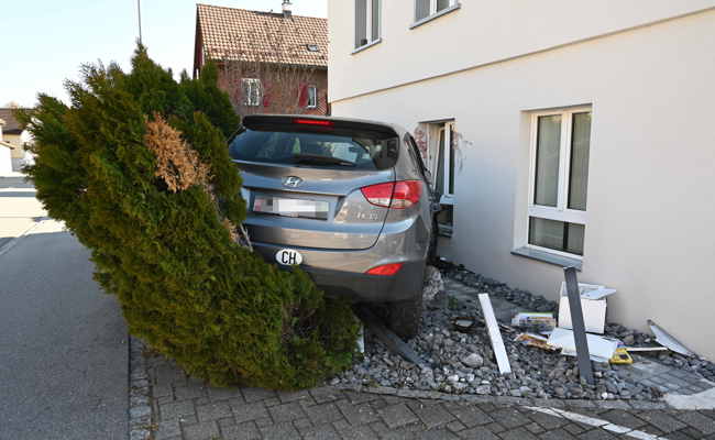 20'000 Franken Schaden:  Auto prallt in Hauswand
