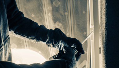 Bargeld mitgenommen und Schaden angerichtet