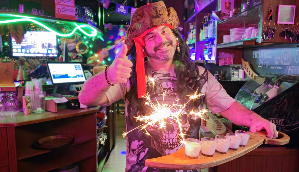 Der Hit zur Fasnachtszeit: Mario Künzle alias Captain Jack Sparrow, serviert die Kokos-Shots auf einem Holzsäbel.