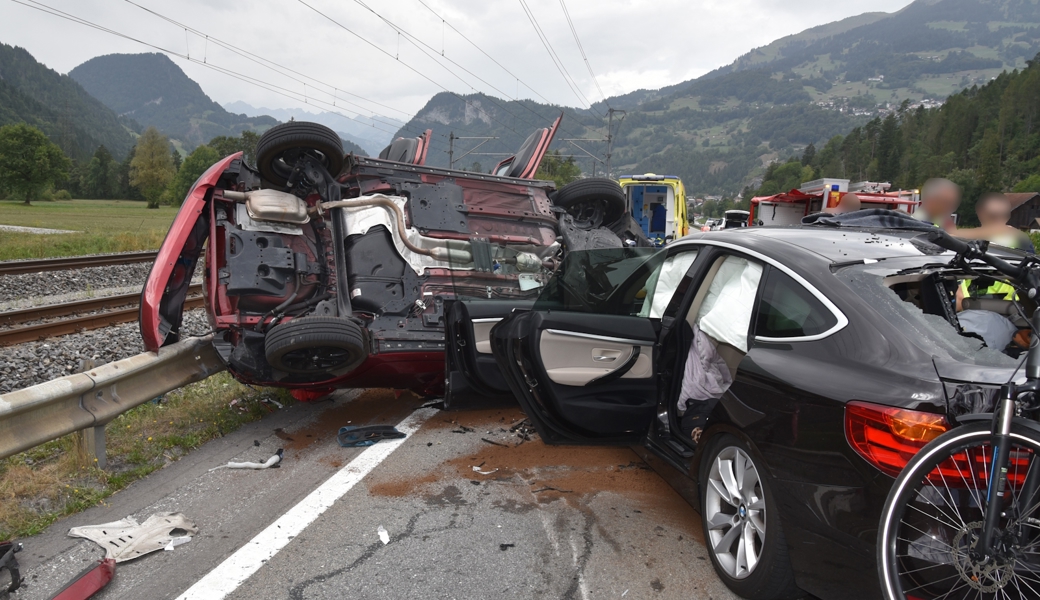 Die schwarze Limousine fuhr mit voller Wucht ins entgegenkommende Auto.