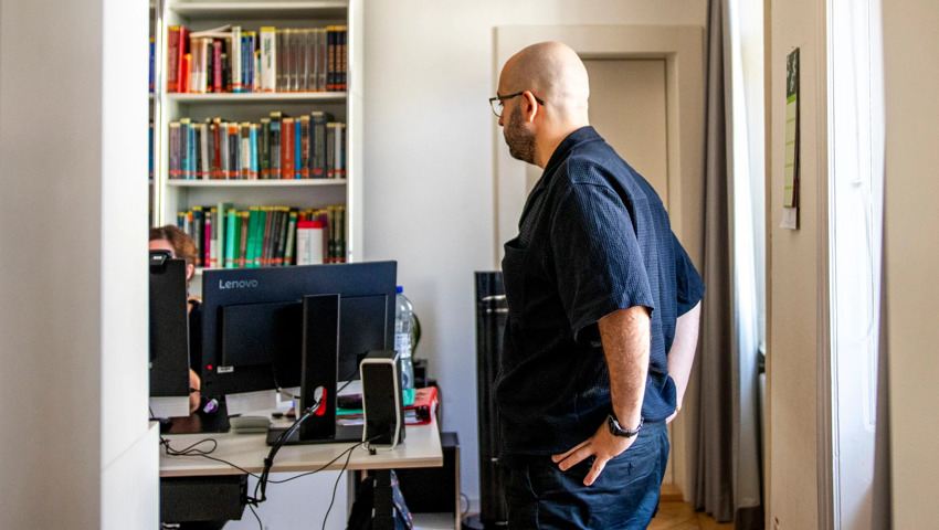 Ziad Kassem bespricht einen Anruf mit der diensthabenden Oberärztin. 