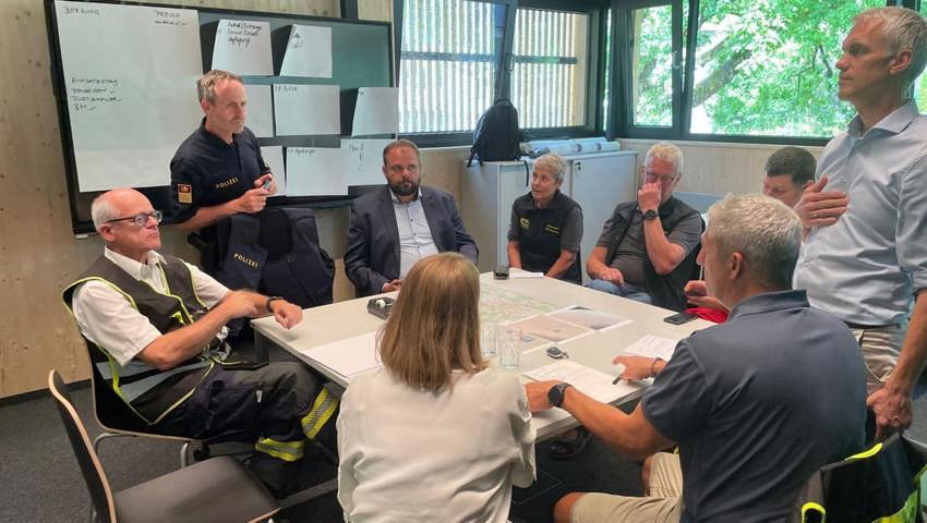 Es wurde beraten, wie die Fahrgäste in Sicherheit gebracht werden konnten.