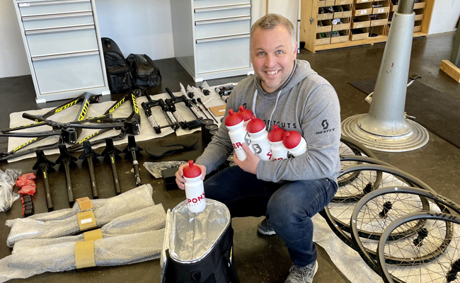 Nino Schurters fleissiger Helfer in Südafrika