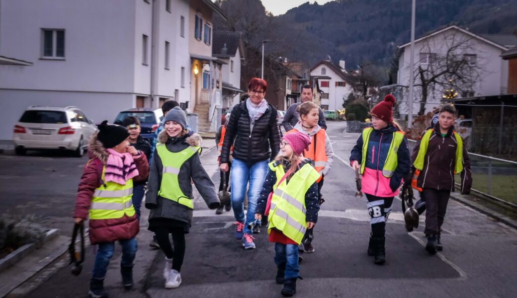  Mit Glocken und Leuchtwesten zogen die Kinder beim "Altjohr-Usschella" durch Rans. Bilder: Heini Schwendener