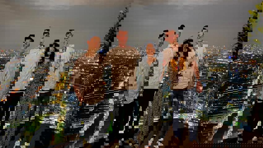  Das Team ist von Malaysias Hauptstadt Kuala Lumpur begeistert. 