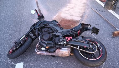 21-jähriger Töfffahrer nach Sturz verletzt