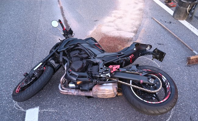 21-jähriger Töfffahrer nach Sturz verletzt