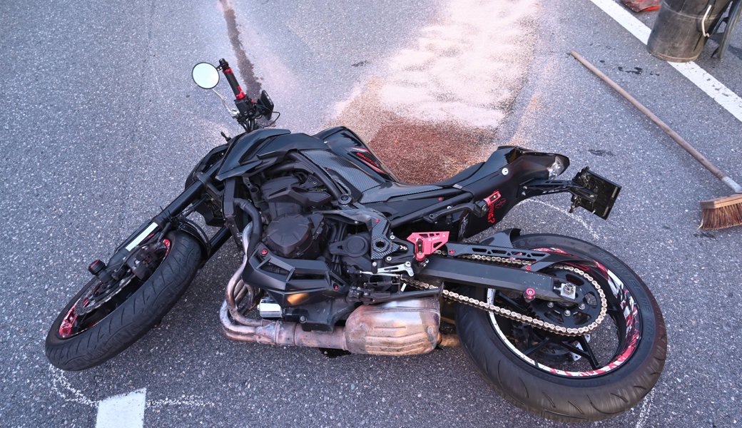 21-jähriger Töfffahrer nach Sturz verletzt