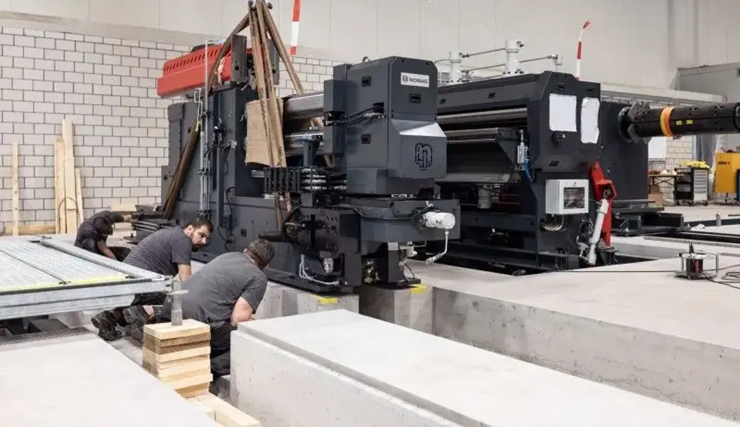 Die neue Längsteilanlage in Sennwald während des Aufbaus. Mittlerweile ist sie in Betrieb.