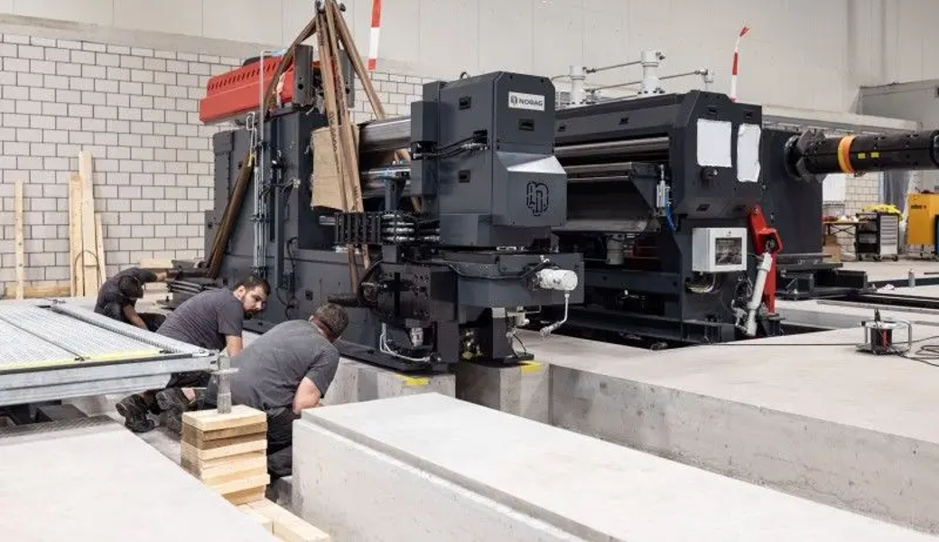 Die neue Längsteilanlage in Sennwald während des Aufbaus. Mittlerweile ist sie in Betrieb. Die neue Längsteilanlage in Sennwald während des Aufbaus. Mittlerweile ist sie in Betrieb.