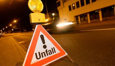 Töfffahrer fährt betrunken in Fahrbahnverengung und stürzt