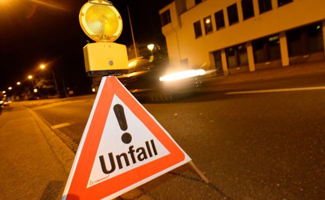 Töfffahrer fährt betrunken in Fahrbahnverengung und stürzt