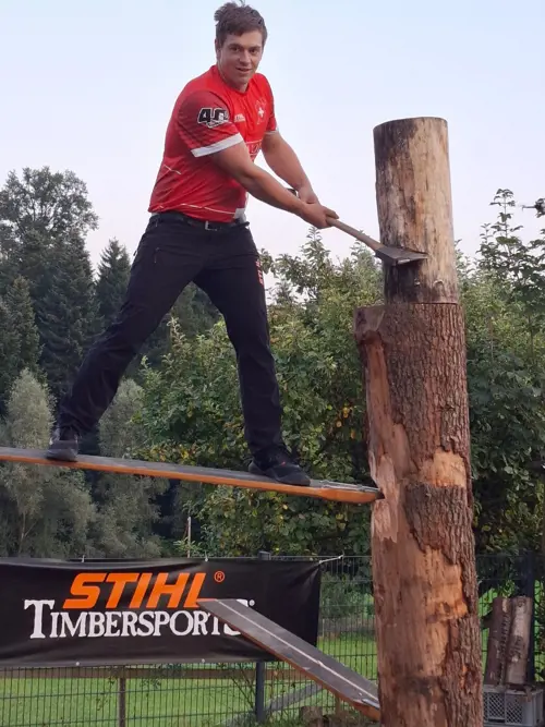 Bei der Disziplin Springboard steht Oli Reinhard während des Hackens auf einem Brett.