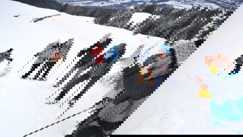  Gespannt hören die Teilnehmenden Bergführer Dominik Suntinger bei seinen Ausführungen über die Lawinengefahr zu. 