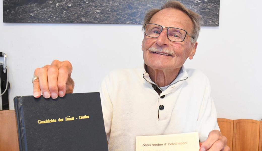 Hans Dutler wird gut gelaunt 95-jährig, hier zeigt er zwei seiner bisherigen Publikationen. 