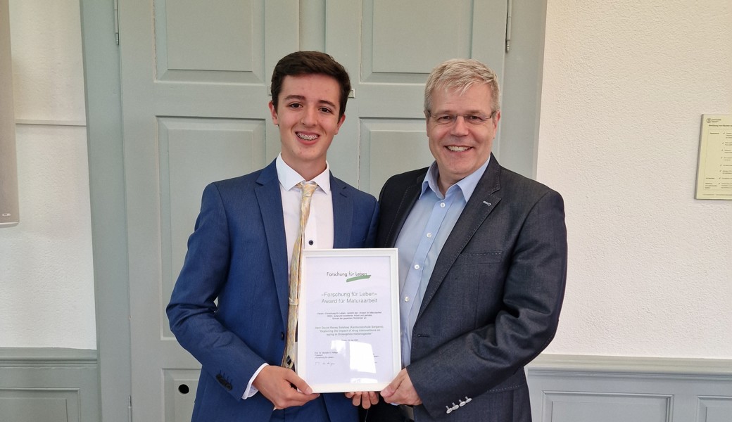 Mitte Mai erhielt David Salabaş (links) für seine Maturaarbeit den Award «Forschung für Leben».