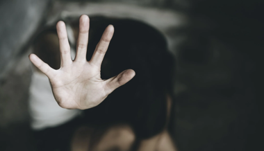 Ab achtjährig und über tausendmal: Bruder soll seine jüngere Schwester sexuell genötigt und vergewaltigt haben