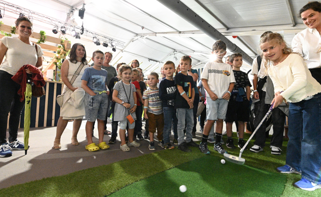 Golfen statt Glücksraddrehen: Ein Volltreffer im Wartauer Wiga-Auftritt