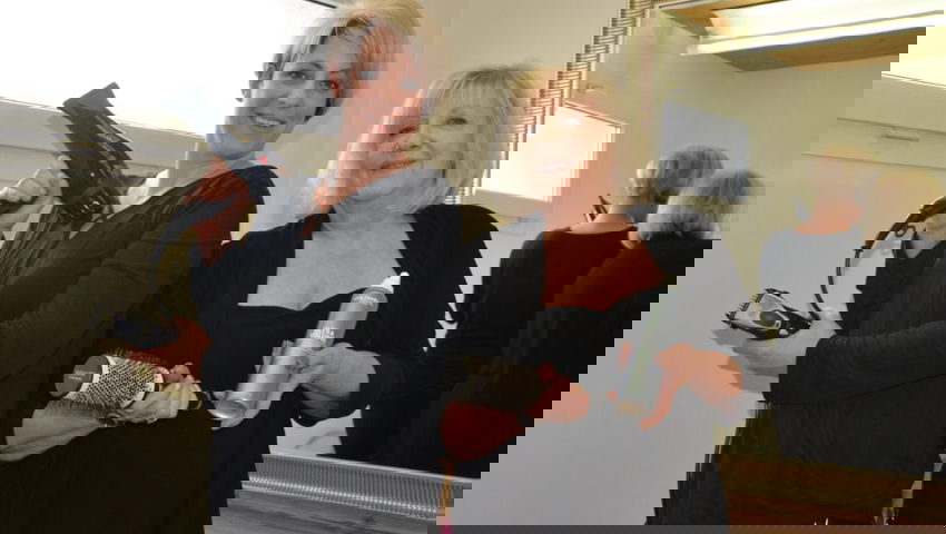  Amanda und Anita Stump von Coiffeur Stump in Sennwald freuen sich, endlich ohne Maske arbeiten zu dürfen. 