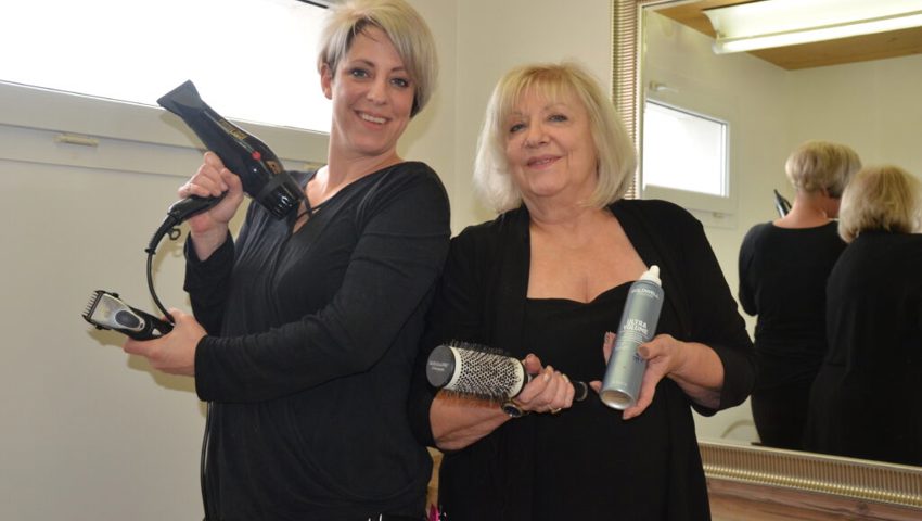  Amanda und Anita Stump von Coiffeur Stump in Sennwald freuen sich, endlich ohne Maske arbeiten zu dürfen. 