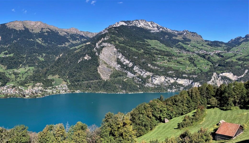 Blick über den Walensee auf Amden bei schönem Wetter: Oben scheinen die Touristenströme am Seeufer weit entfernt.