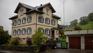 Ein Haus kommt unter den Hammer