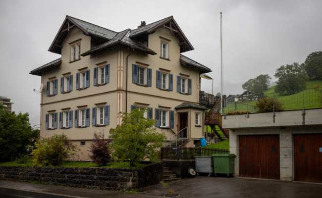 Ein Haus kommt unter den Hammer