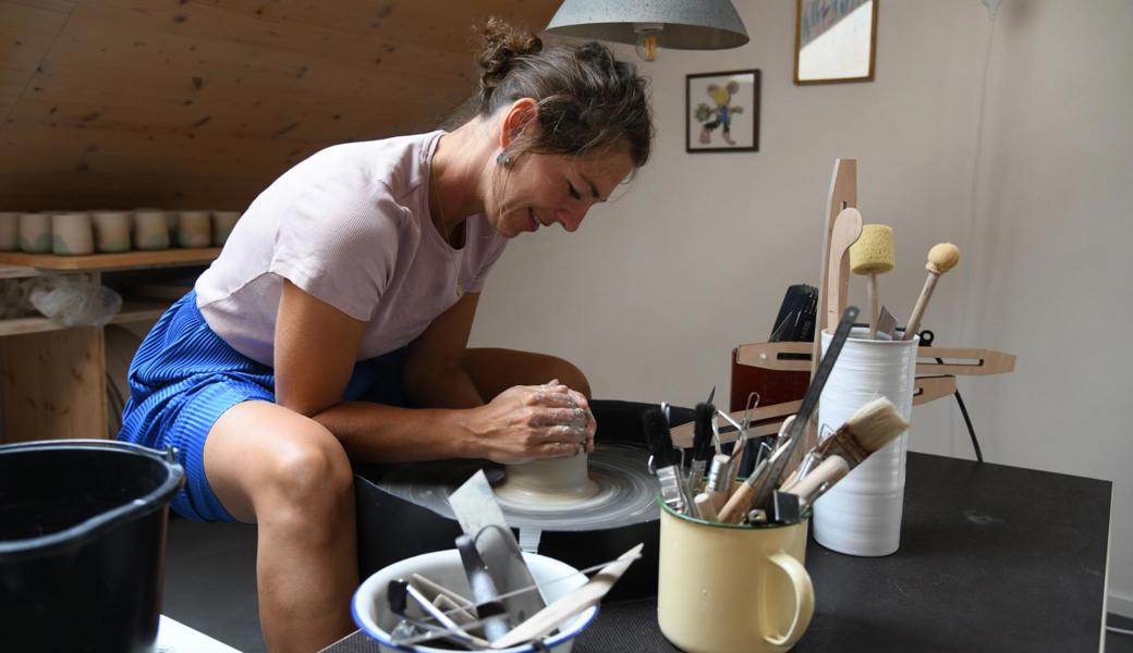Jasmin Wettler liebt es, den Ton in ihren Händen zu spüren. 