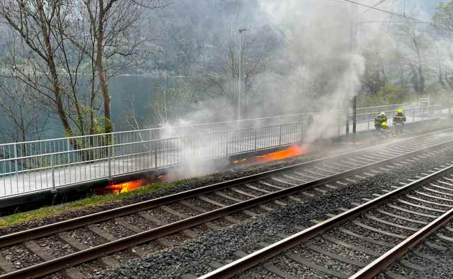 Kabelbrand unter Brücke behinderte Bahn- und Strassenverkehr