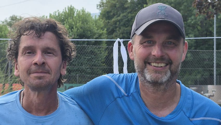 Oliver Hertner (links) schlug im Finale der Kategorie «Herren 45+ R6/R9» Patrik Leeser vom TC Buchs.