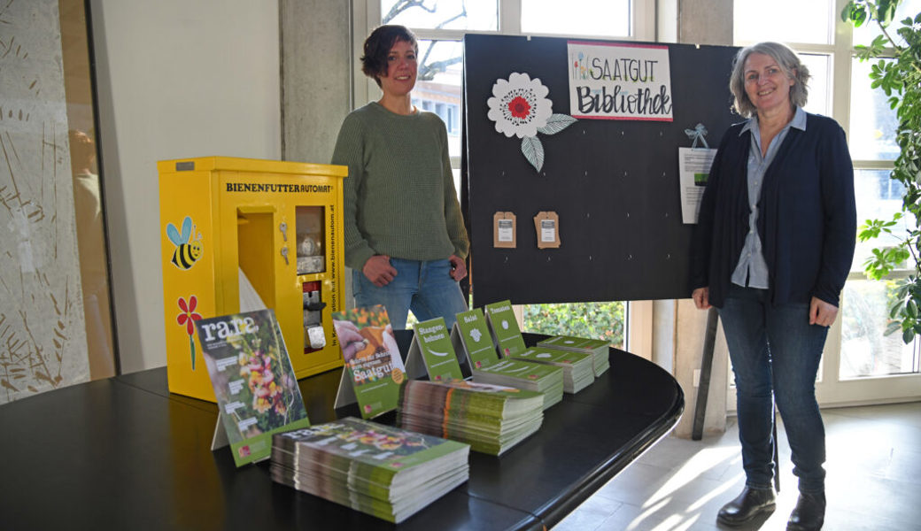  Nicole Egloff (links) von der Stiftung Pro Specie Rara und Theres Schlienger, Leiterin der Bibliothek Buchs. 