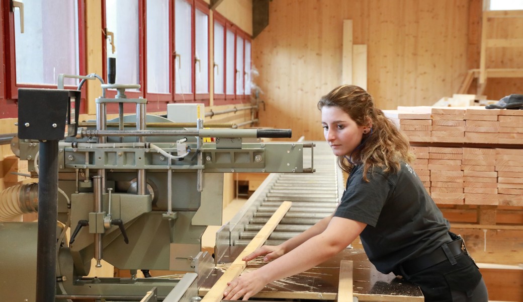 Ein prüfender Blick, und schon sägt Lara Margiotta die Holzleisten auf die gewünschte Länge.
