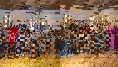 Junge Berufsleute verewigen sich im Goldenen Buch