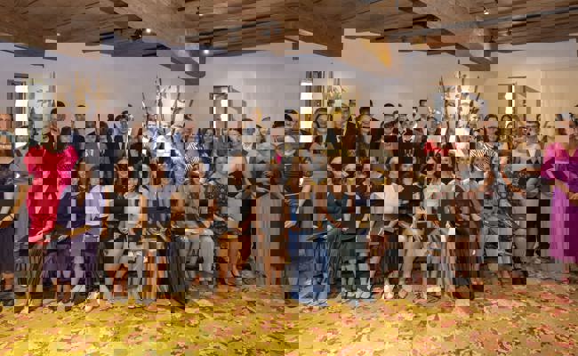 Junge Berufsleute verewigen sich im Goldenen Buch