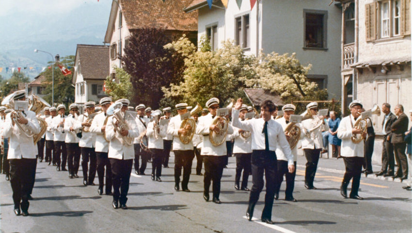 Die Musikgesellschaft Buchs in Gala-Uniform mit neuem Leiter Anton Hidber am Jubiläumsumzug vom 25. Juni. Die Musikgesellschaft Buchs in Gala-Uniform mit neuem Leiter Anton Hidber am Jubiläumsumzug vom 25. Juni.