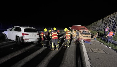 Zwei Verletzte und stundenlange Sperrung der A13 nach Unfall mit Führerflucht