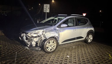 Frau kracht mit Auto in Brückengeländer und geht nach Hause