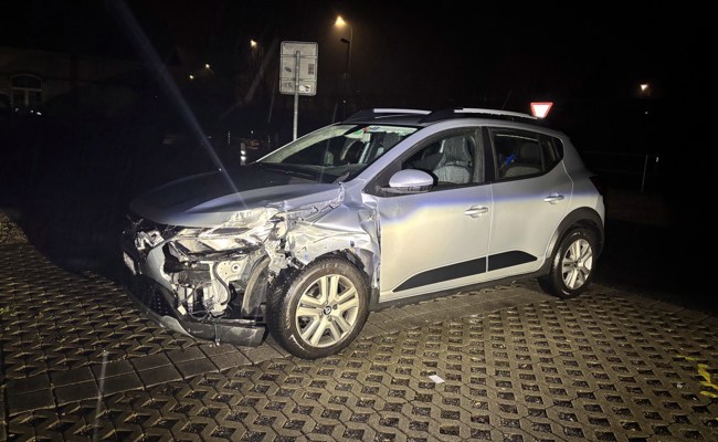 Frau kracht mit Auto in Brückengeländer und geht nach Hause