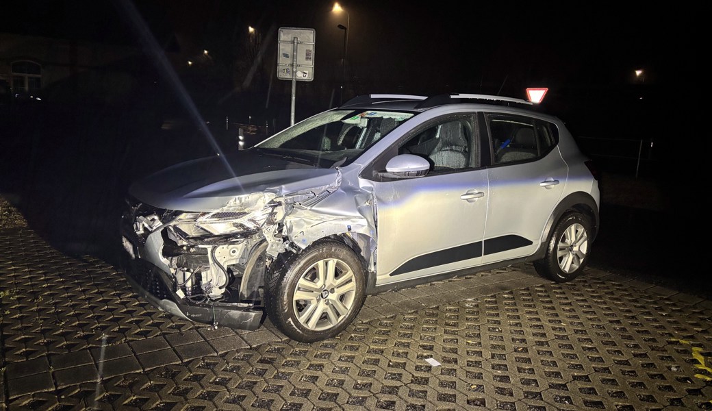 Frau kracht mit Auto in Brückengeländer und geht nach Hause