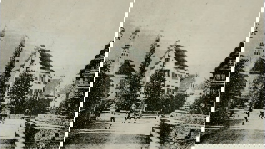  Das «Alte Pfarrhaus» und die Kirche vor dem Neubau. 