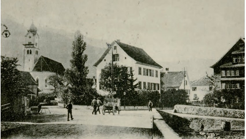  Das «Alte Pfarrhaus» und die Kirche vor dem Neubau. 