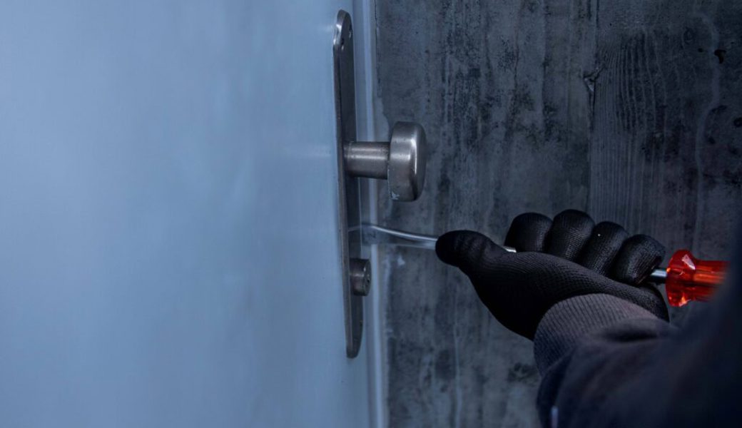  Die Täterschaft entwendete mehrere Werkzeuge und einen Kühlschrank. 