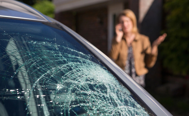 Unbekannte werfen Eisklotz auf Autobahn