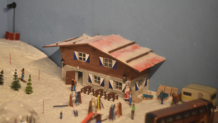 Familie Hobi hat an der Poststrasse 10 eine Miniatur-Winterlandschaft in Szene gesetzt.