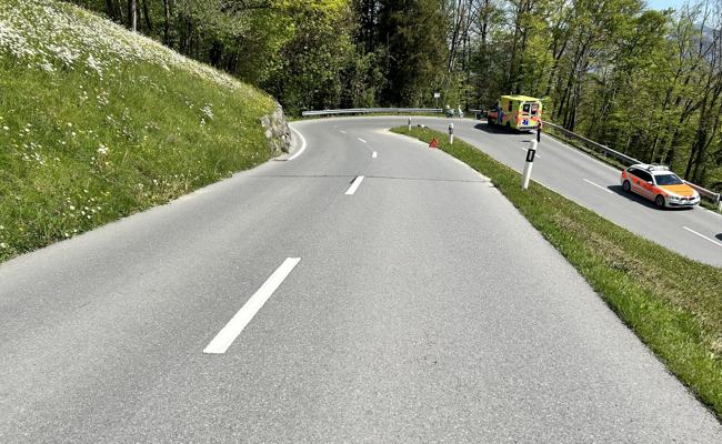 Motorradfahrerin stürzt in Kurve