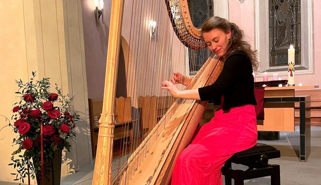  Konzert-Harfenistin Marika Cecilia Riedl aus Olten spielte in der Kirche Salez. 